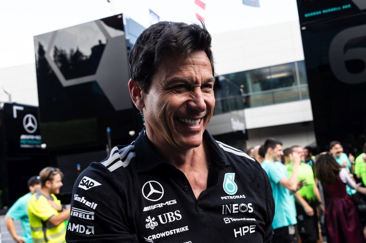 Тото Вольфф шутит о «настоящих геройских гонках» Макса Ферстаппена с Mercedes