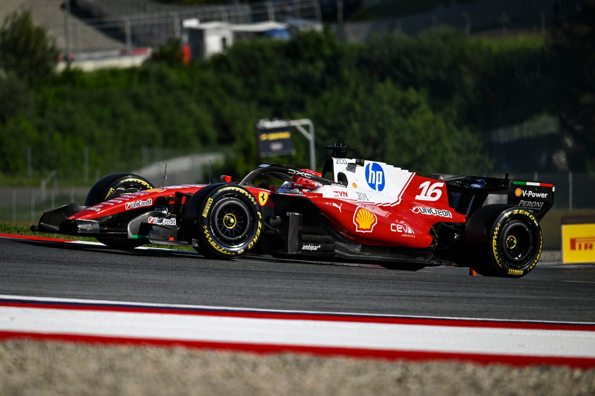 Новое шасси Ferrari разочаровало: дебют двигателя показал слабые места