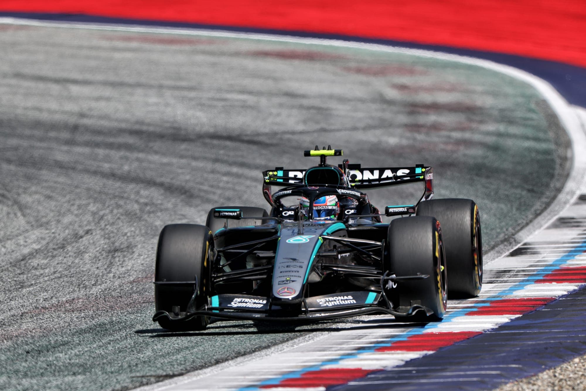 Mercedes доминирует в первой практике Гран-при Австрии, Лоуренс и пилоты Red Bull теряют время