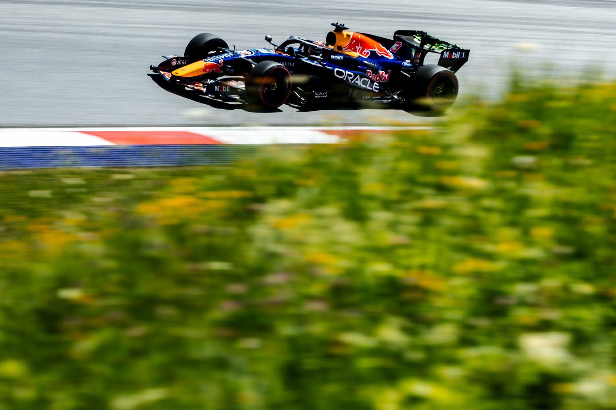 Red Bull опасается быть «запертым» в ограничениях FIA по доработкам двигателя