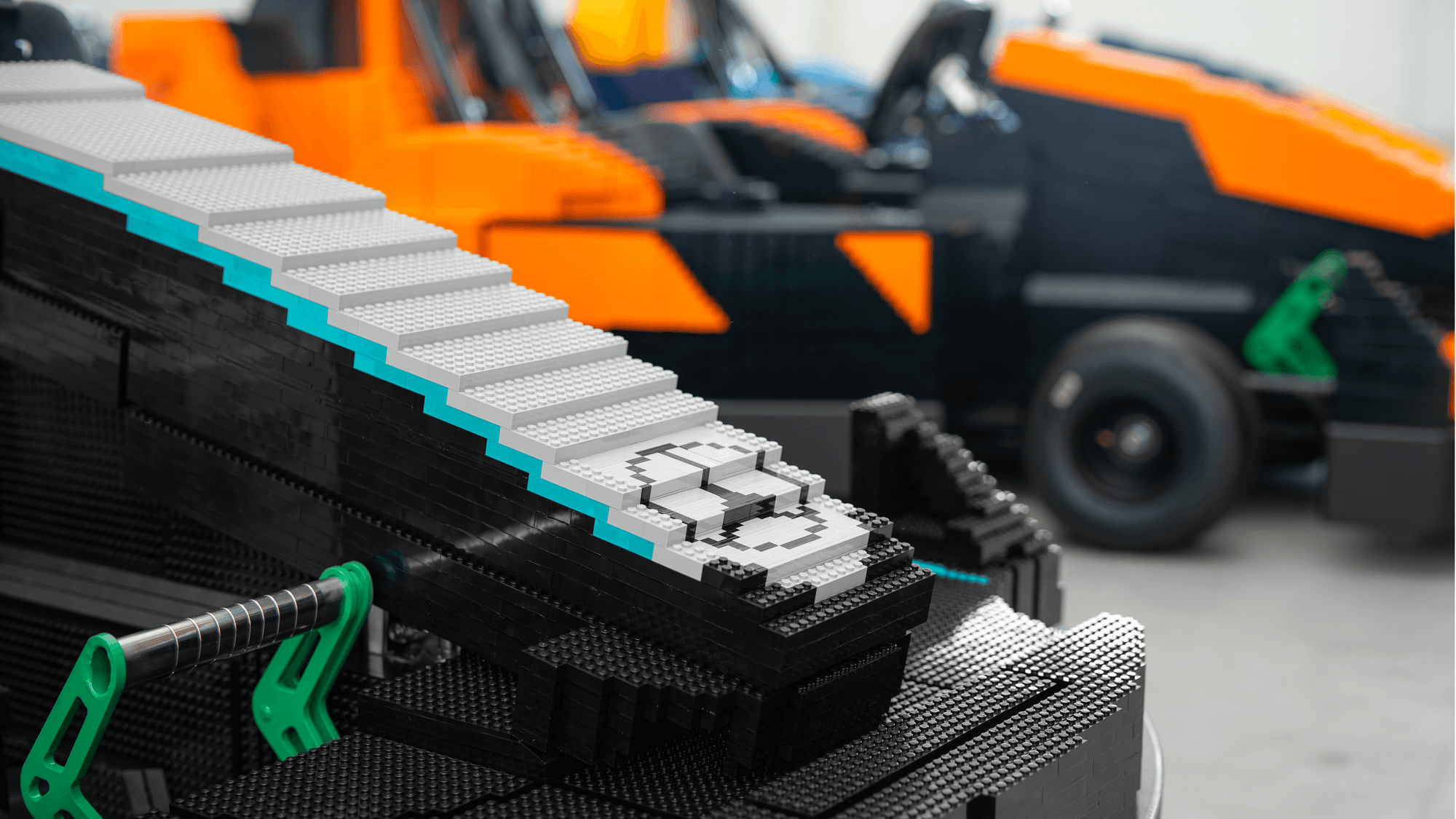 Lego-парад пилотов Формулы-1 возвращается в Сильверстоуне с уникальным болидом для каждого участника