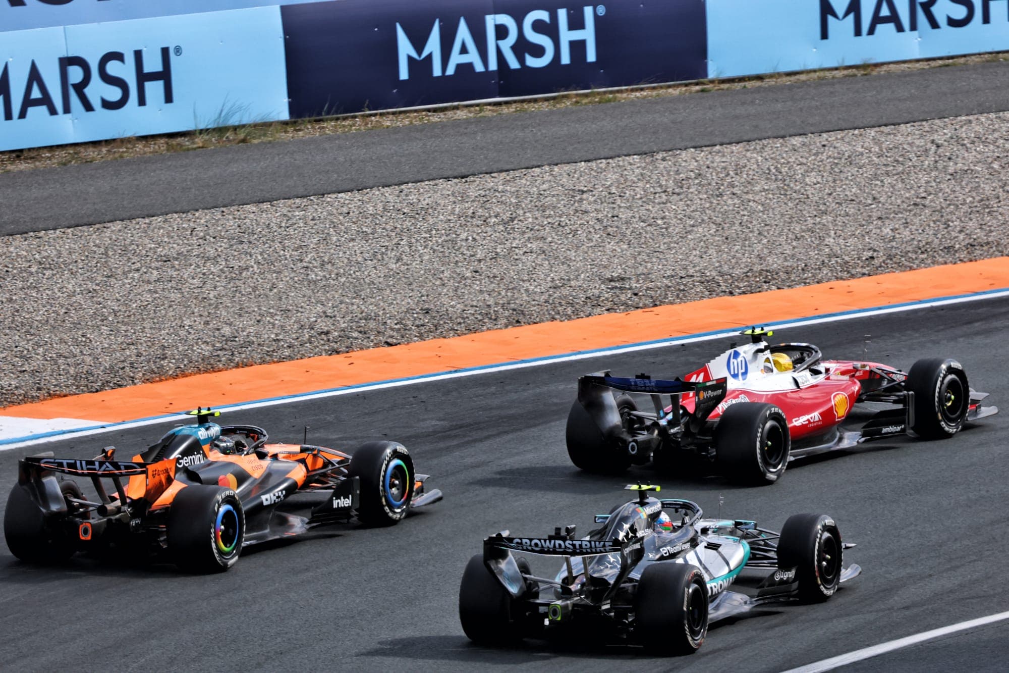Почему Mercedes не может быстро внедрять обновления, как McLaren, и ждет главного апгрейда?