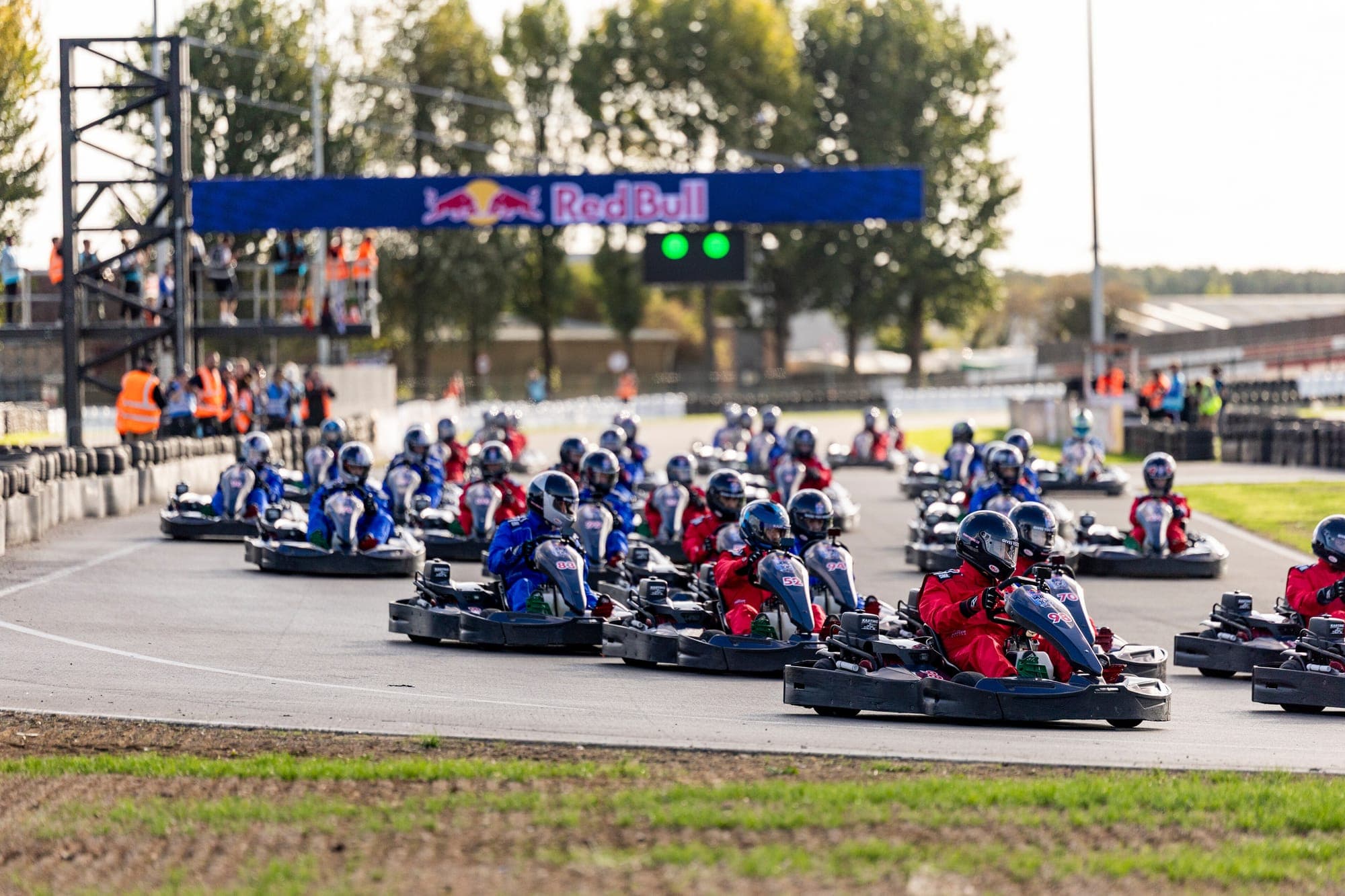 Макс Ферстаппен одержал победу в картинг-гонке Red Bull «Макс против 100» на трассе Сильверстоун