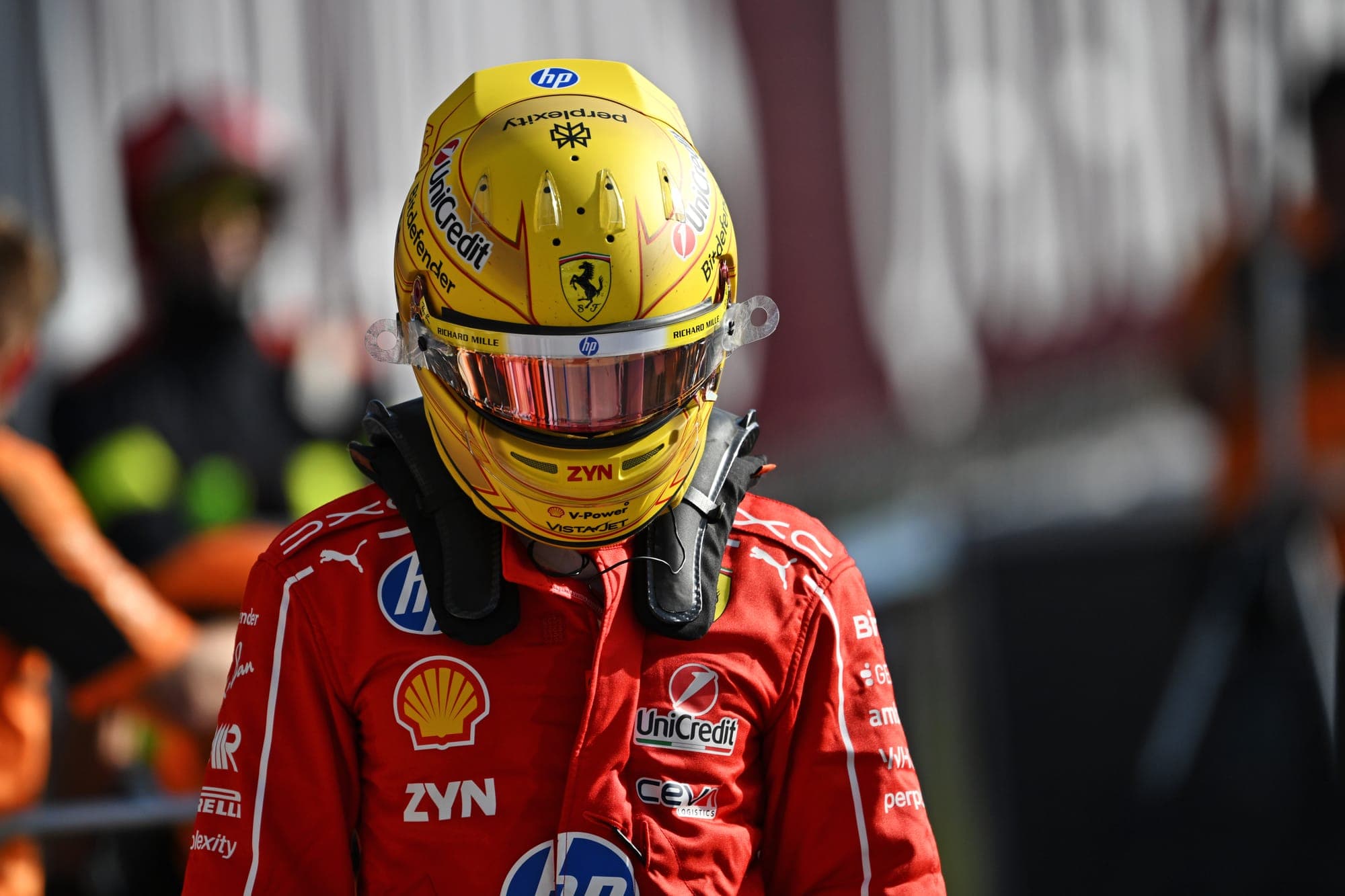 Хэмилтон призывает Ferrari к командной тактике на фоне снижающихся шансов на титул в 2026 году