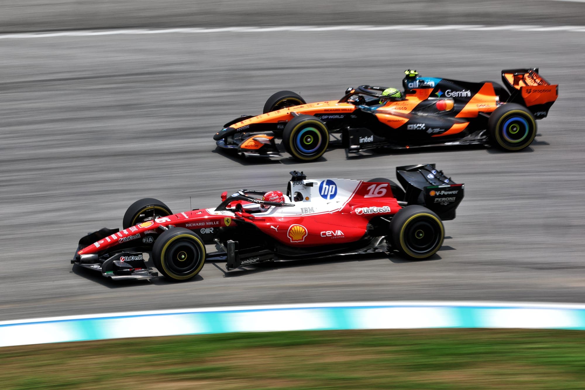 Леклер, McLaren и Red Bull прибавили на Сепанге, Mercedes столкнулась с трудностями