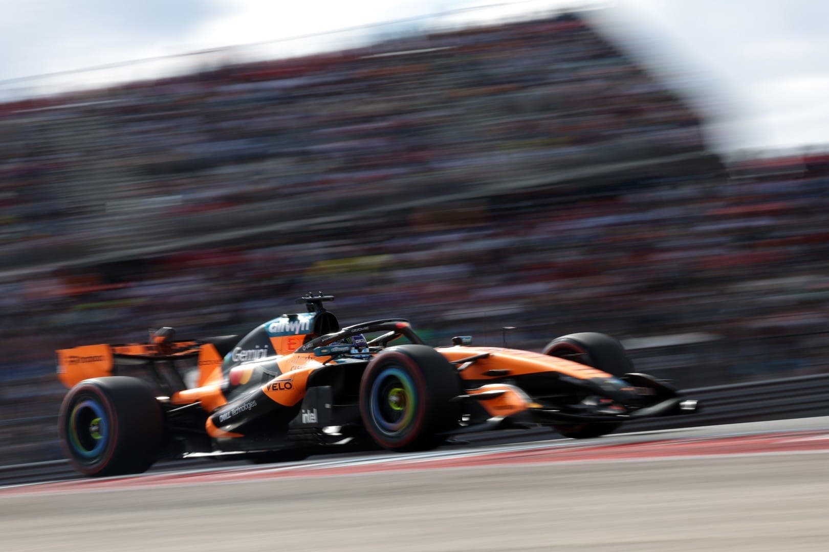 Почему Оскар Пиастри снова уступает Ландо Норрису в McLaren