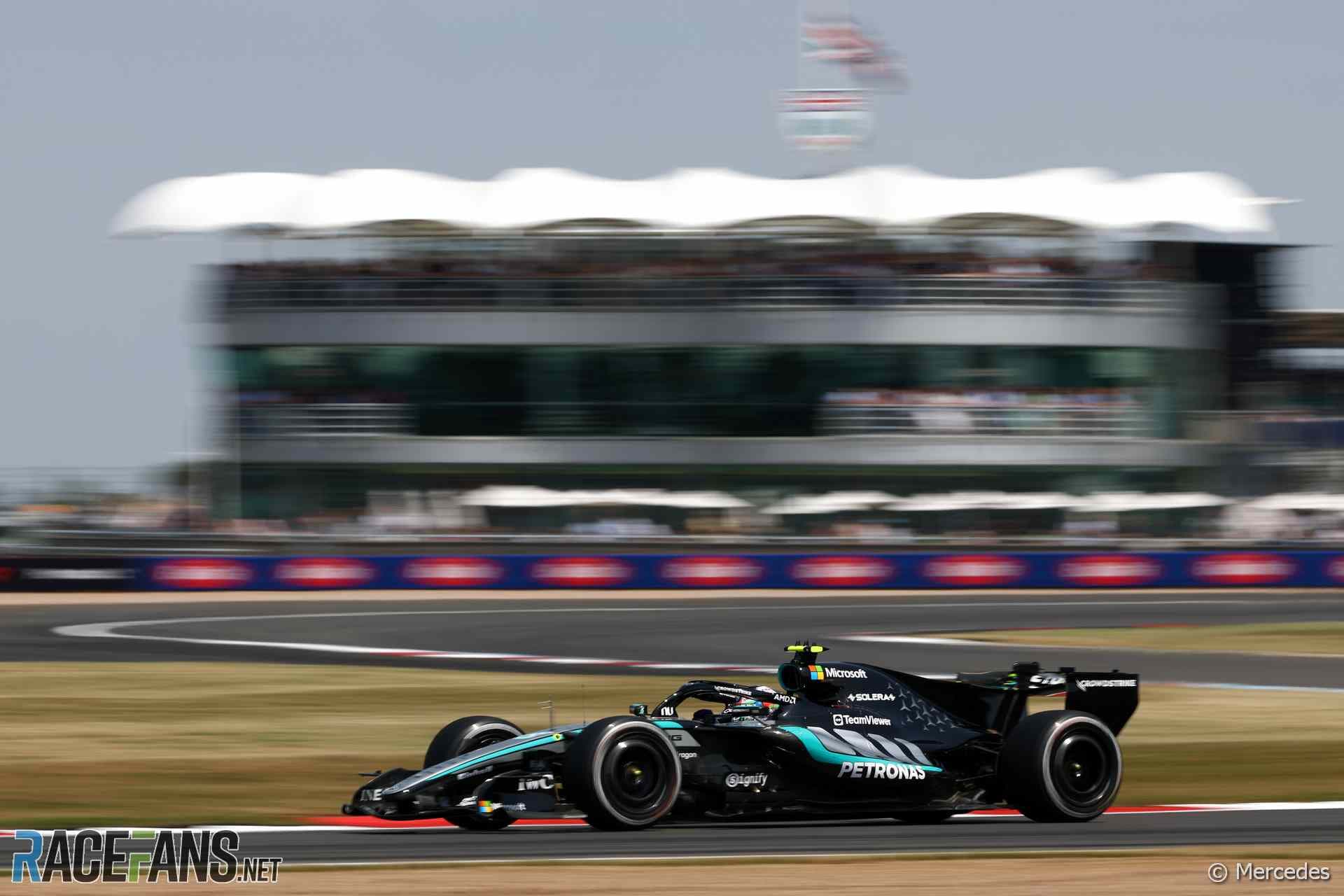Андреа Кими Антонелли выиграл спринтерскую гонку в Сильверстоуне, обогнав Льюиса Хэмилтона