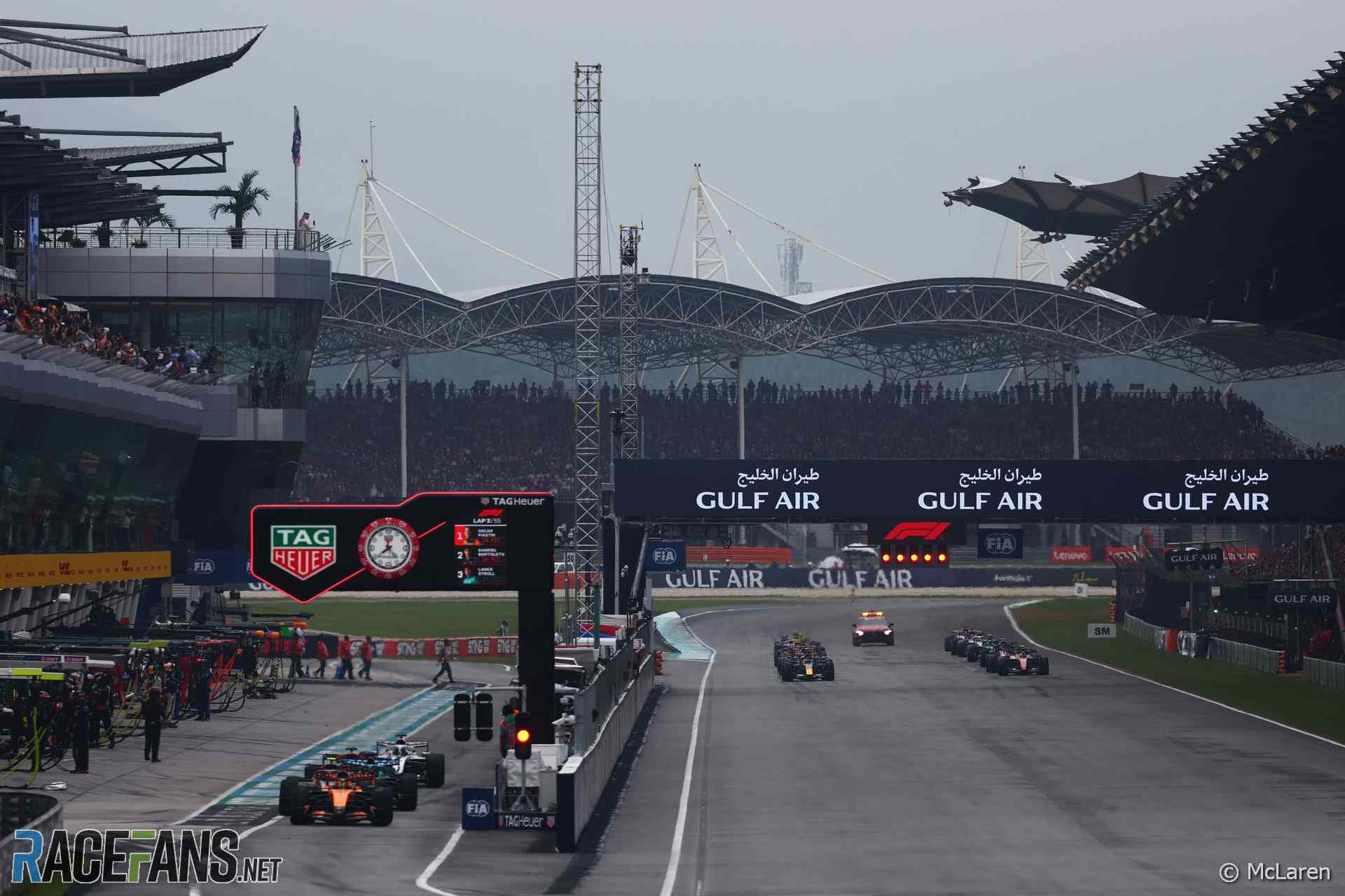 FIA объяснила потерю мощности у машин на прогревочном круге в Малайзии